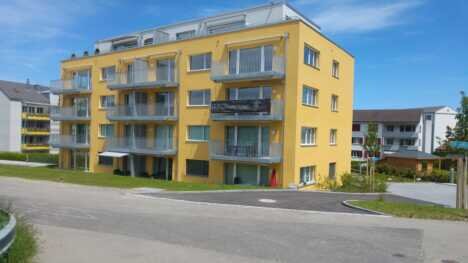 Praxisgebäude mit Zufahrt zu den Parkplätzen Bild vom Praxisgebäude